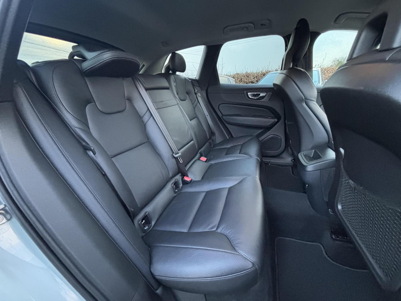 Volvo XC60 2.0 D4 Momentum SUV 5dr Diesel Auto AWD Euro 6 (s/s) (190 ps)