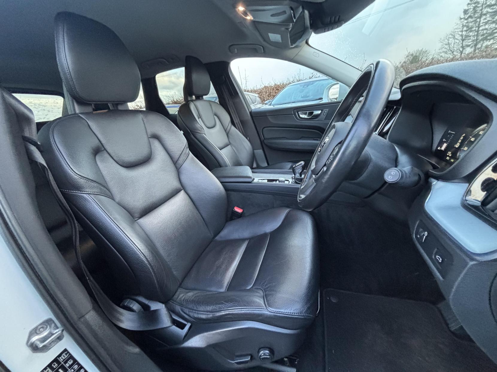 Volvo XC60 2.0 D4 Momentum SUV 5dr Diesel Auto AWD Euro 6 (s/s) (190 ps)