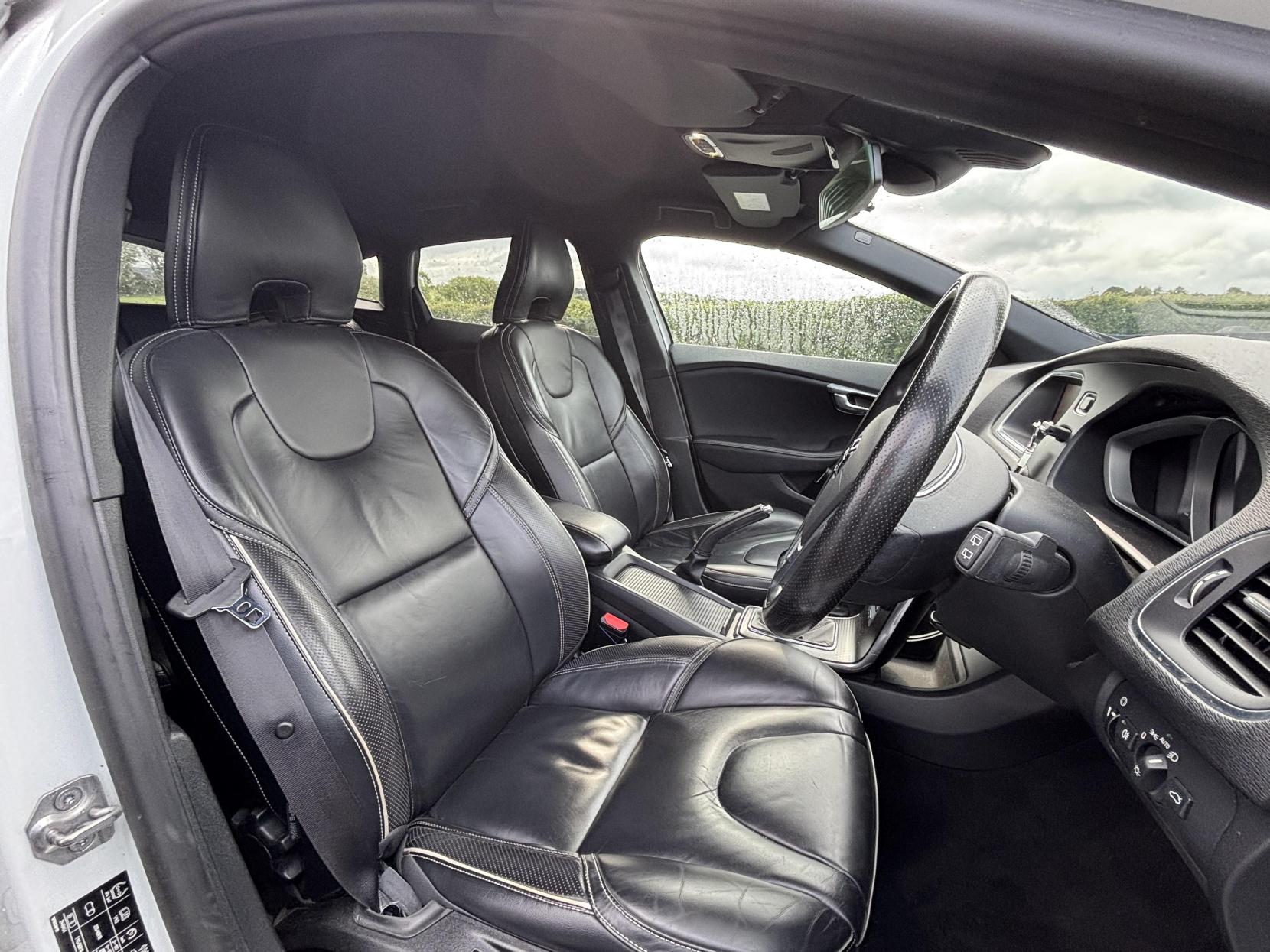 Volvo V40 2.0 D2 R-Design Pro Hatchback 5dr Diesel Manual Euro 6 (s/s) (120 ps)