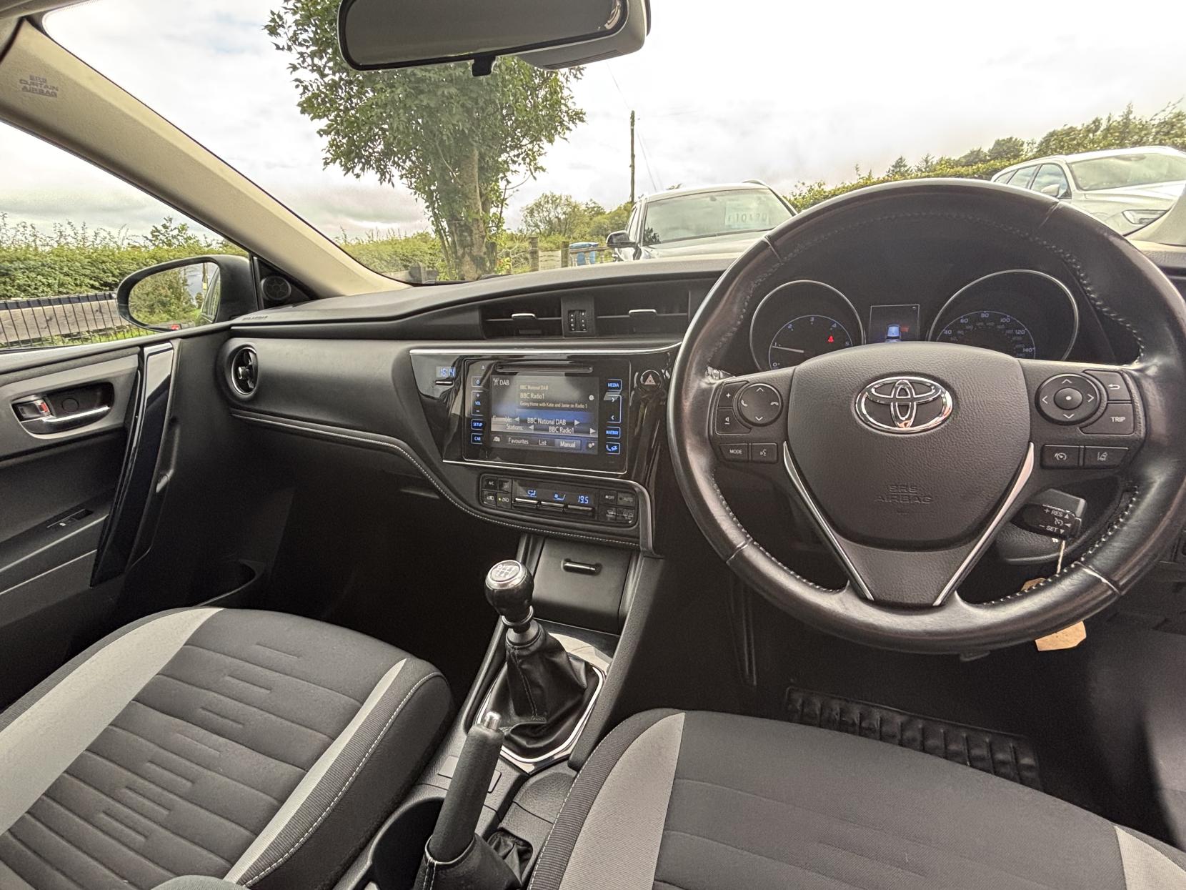 Toyota Auris 1.6 D-4D Business Edition Hatchback 5dr Diesel Manual Euro 6 (s/s) (Safety Sense) (112 ps)