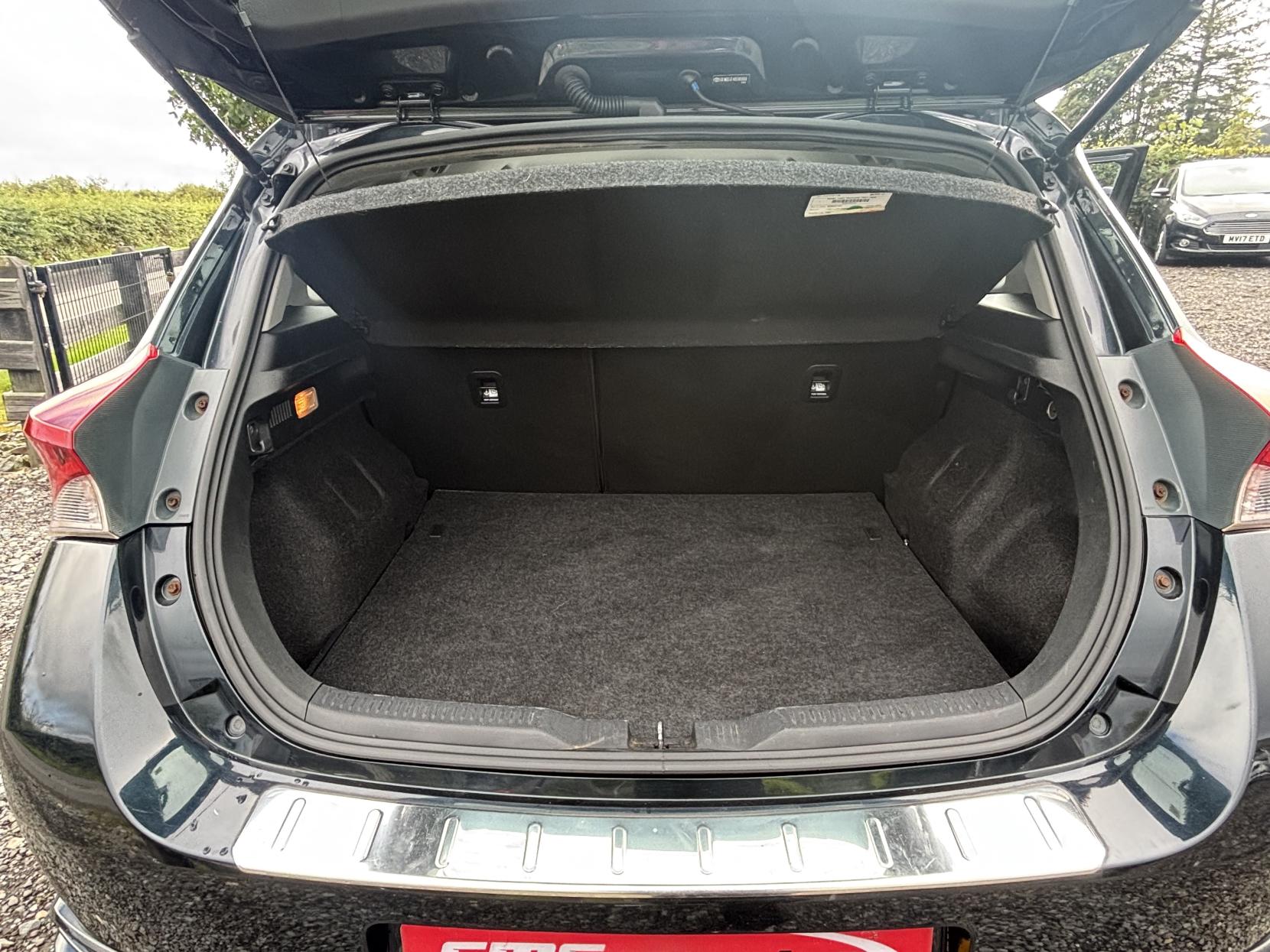 Toyota Auris 1.6 D-4D Business Edition Hatchback 5dr Diesel Manual Euro 6 (s/s) (Safety Sense) (112 ps)
