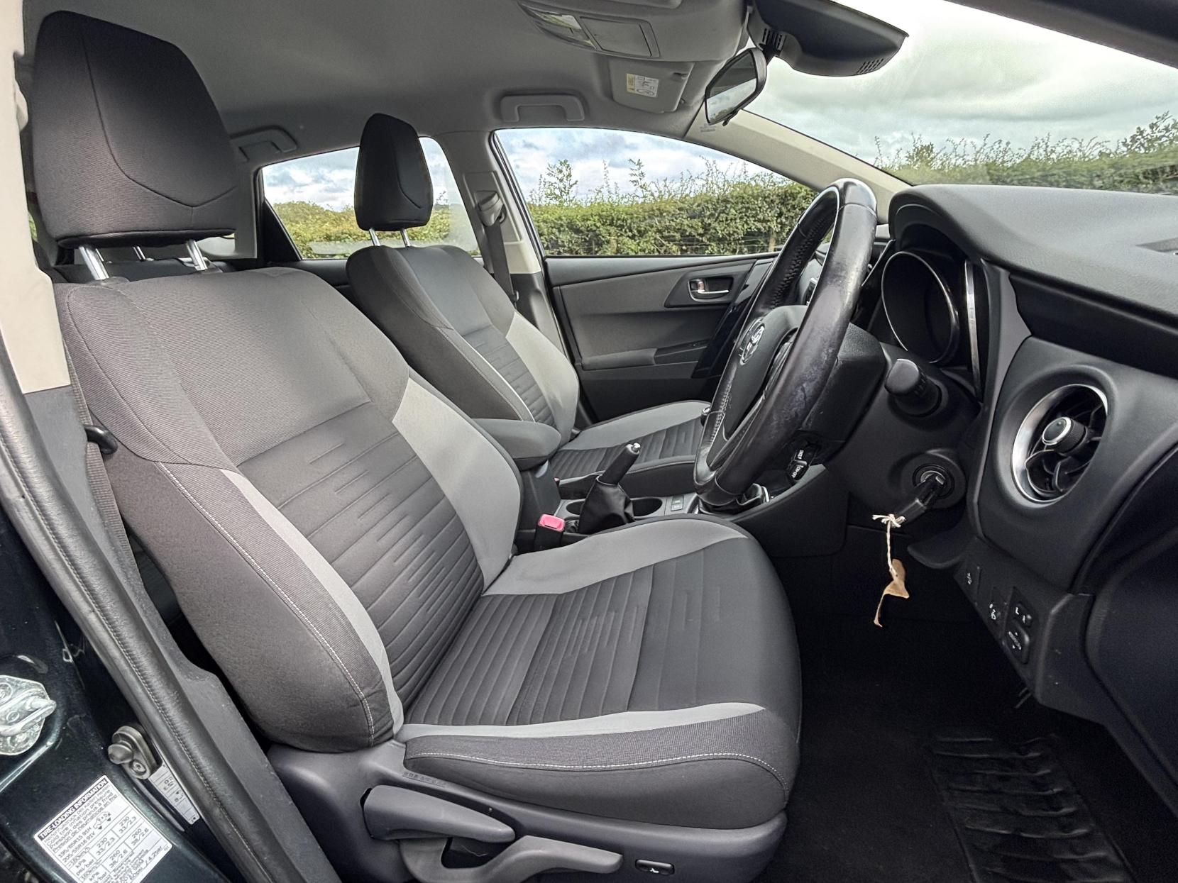 Toyota Auris 1.6 D-4D Business Edition Hatchback 5dr Diesel Manual Euro 6 (s/s) (Safety Sense) (112 ps)