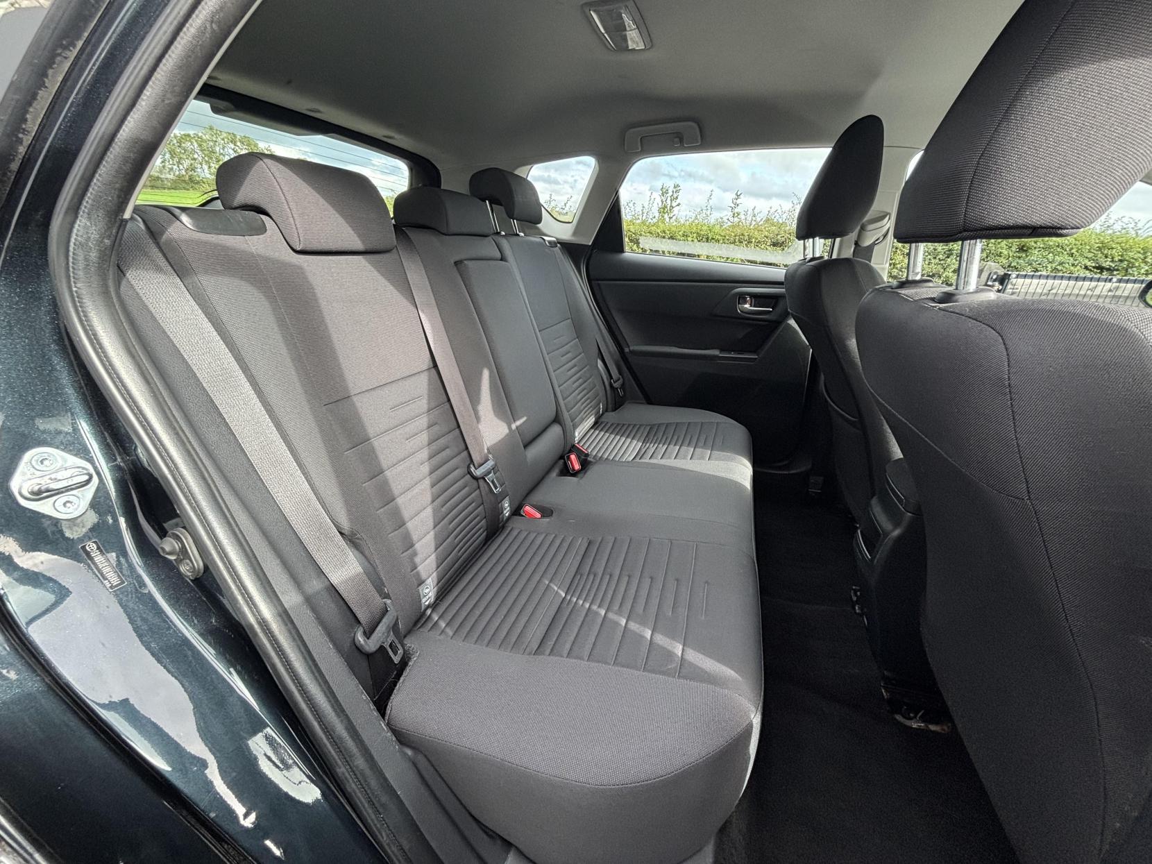 Toyota Auris 1.6 D-4D Business Edition Hatchback 5dr Diesel Manual Euro 6 (s/s) (Safety Sense) (112 ps)