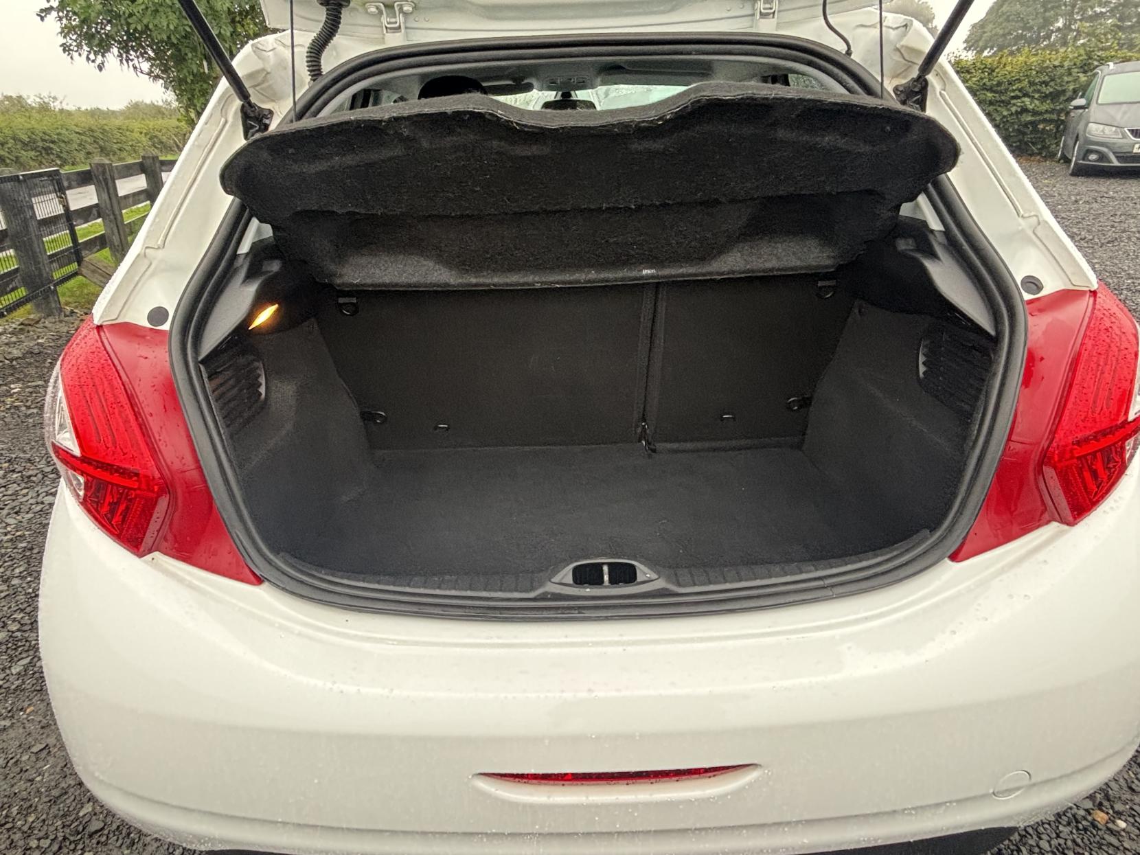 Peugeot 208 1.6 e-HDi Allure Hatchback 5dr Diesel Manual Euro 5 (s/s) (92 ps)