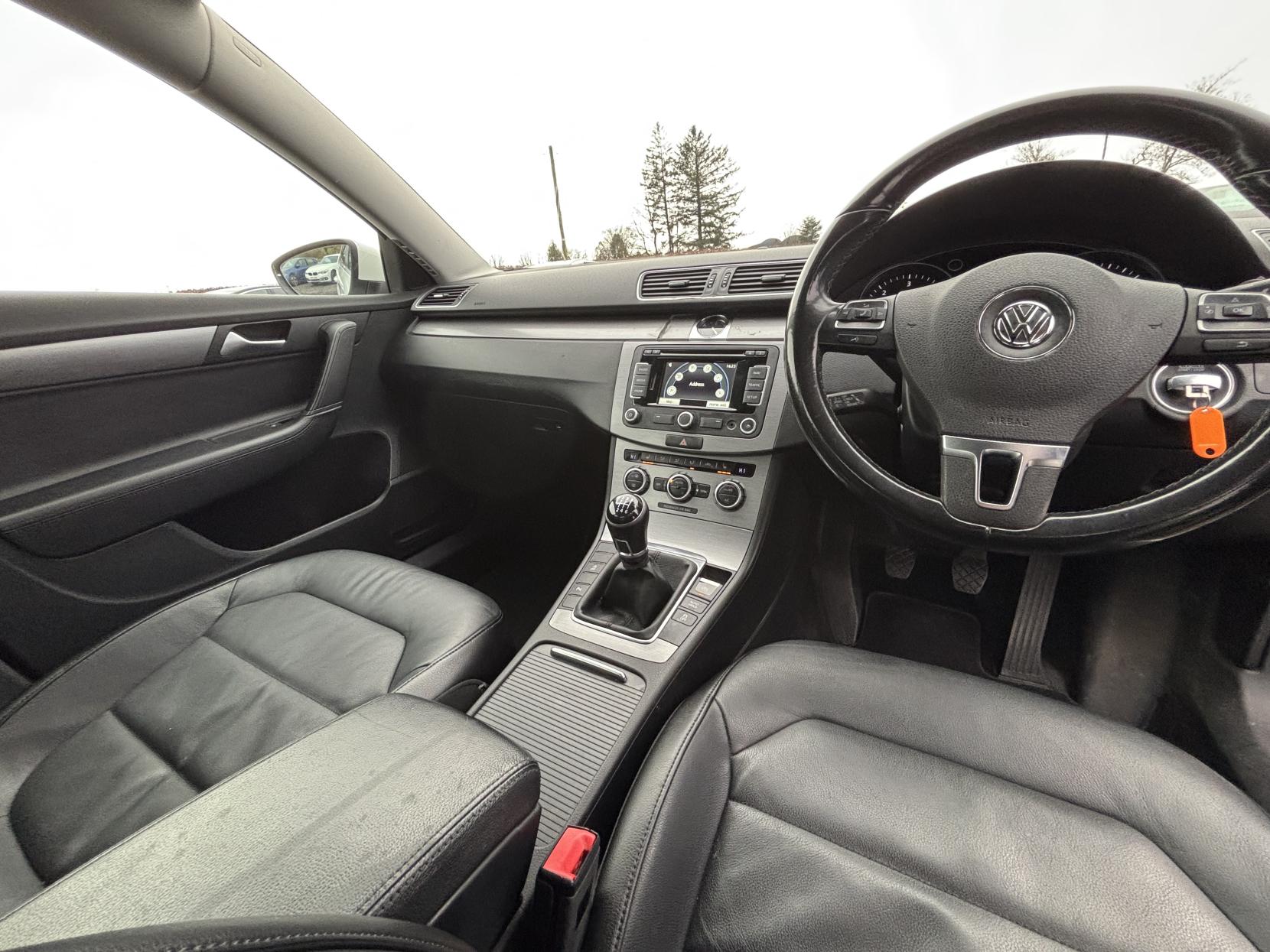 Volkswagen Passat 1.6 TDI BlueMotion Tech Executive Saloon 4dr Diesel Manual Euro 5 (s/s) (105 ps)