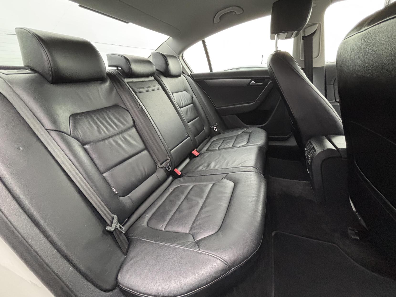 Volkswagen Passat 1.6 TDI BlueMotion Tech Executive Saloon 4dr Diesel Manual Euro 5 (s/s) (105 ps)