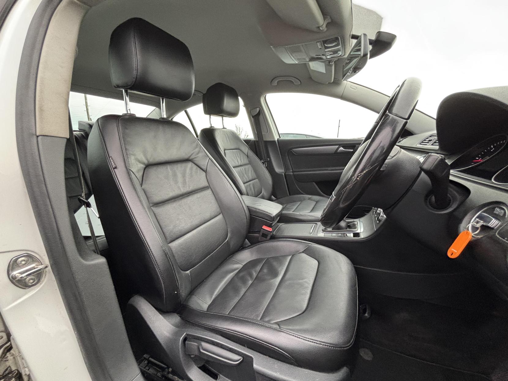 Volkswagen Passat 1.6 TDI BlueMotion Tech Executive Saloon 4dr Diesel Manual Euro 5 (s/s) (105 ps)