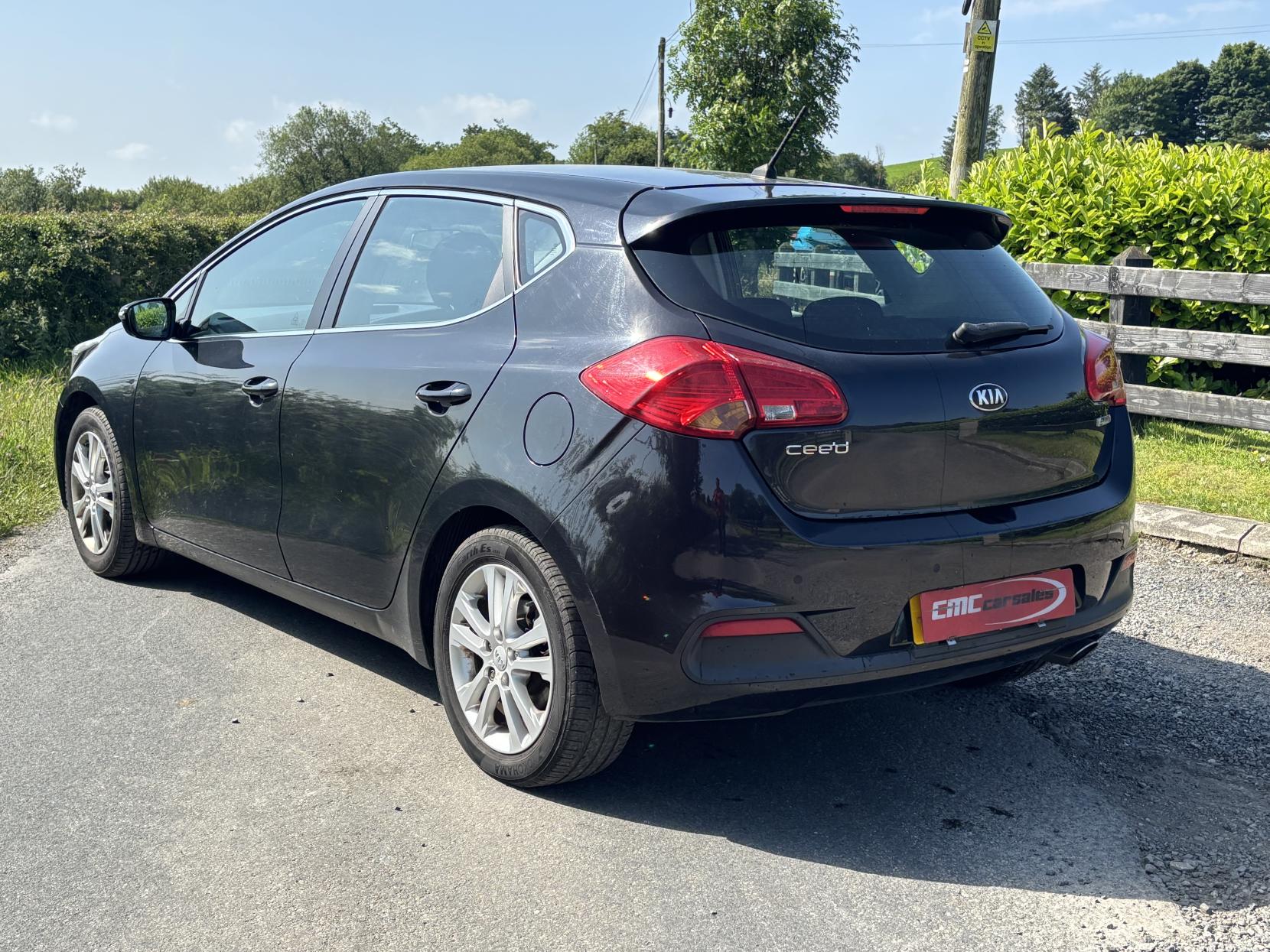 Kia Ceed 1.6 CRDi EcoDynamics 2 Hatchback 5dr Diesel Manual Euro 5 (s/s) (126 bhp)